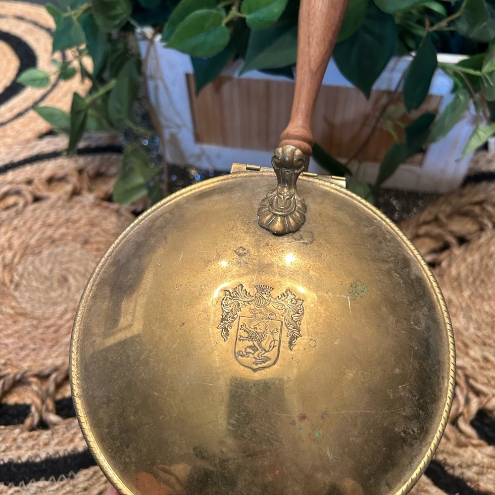 Vintage Brass Silent Butler Crumb Catcher coat of arms wooden handle made ITALY - Picture 1 of 12